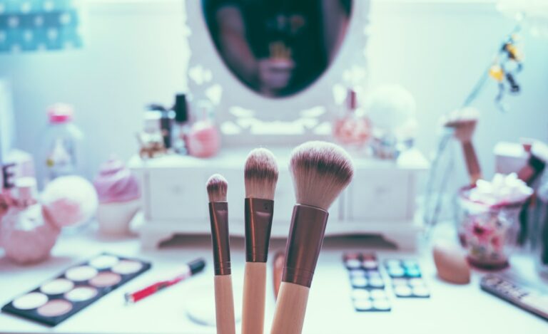 How to Organize and Store Your Cosmetic Accessories Effectively